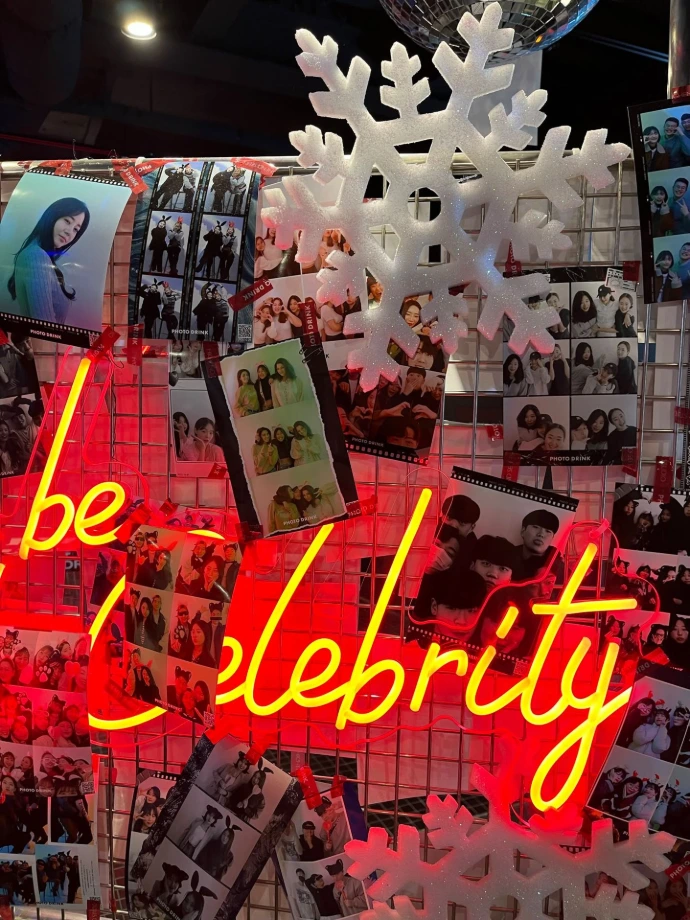 Néon « be celebrity » dans un photomaton de Séoul
